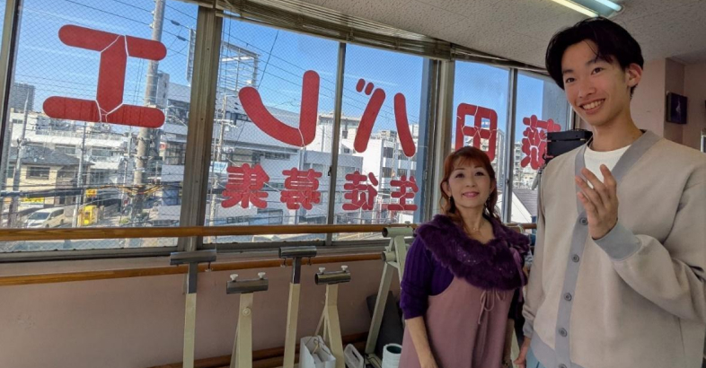 新川氏（右）は幼少期から藤田香織先生（左）からバレエの楽しさを学んだ